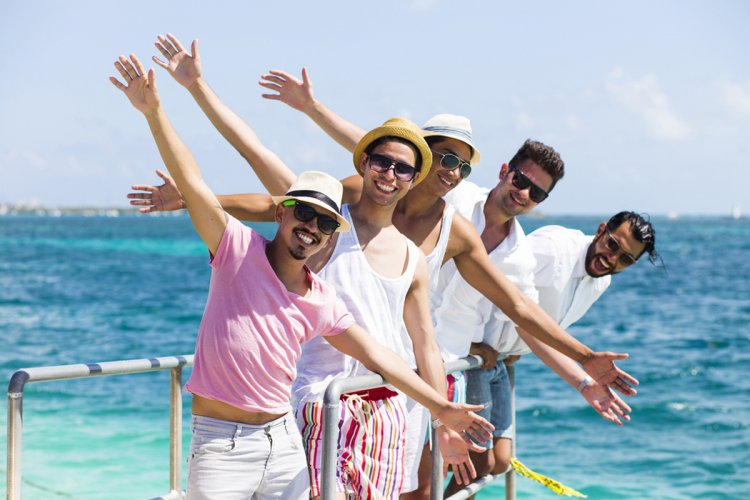 Fiesta LGBT+ a bordo de un Catamarán en Isla Mujeres y Cancún