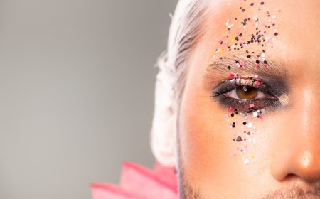 Makeup, glitter y moda queer: la estética que brilla en el Pride